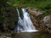 Wasserfall an bemooster Wand